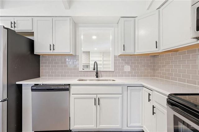1702 NE Shady Lane Drive, Gladstone, MO 64118
