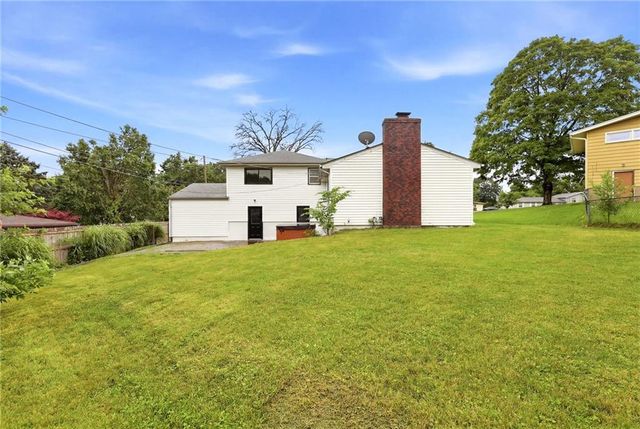 1702 NE Shady Lane Drive, Gladstone, MO 64118