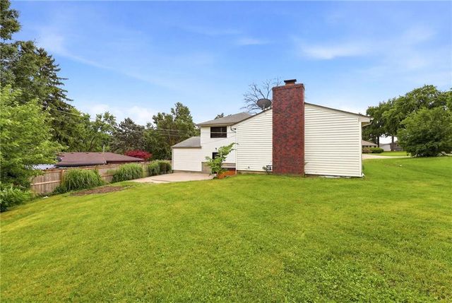 1702 NE Shady Lane Drive, Gladstone, MO 64118