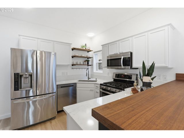 9459 N CALHOUN Ave, Portland, OR 97203