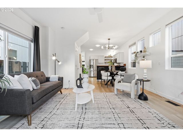 9459 N CALHOUN Ave, Portland, OR 97203