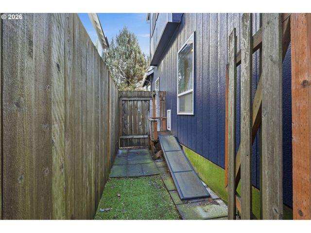 9459 N CALHOUN Ave, Portland, OR 97203