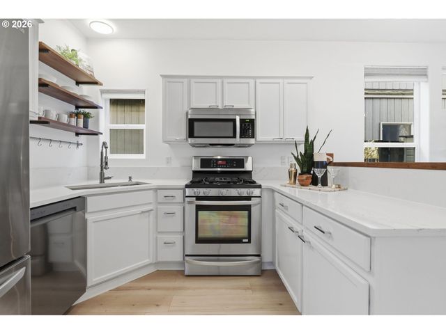 9459 N CALHOUN Ave, Portland, OR 97203