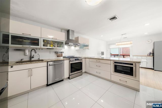 1095 Palisade Avenue, Fort Lee, NJ 07024