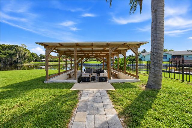 1612 ORANGE AVENUE, Tavares, FL 32778