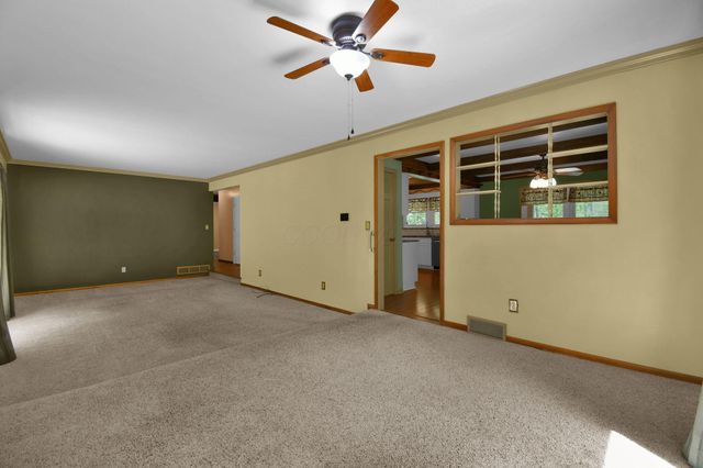 102 Whirlaway Loop SW, Pataskala, OH 43062