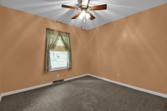 102 Whirlaway Loop SW, Pataskala, OH 43062