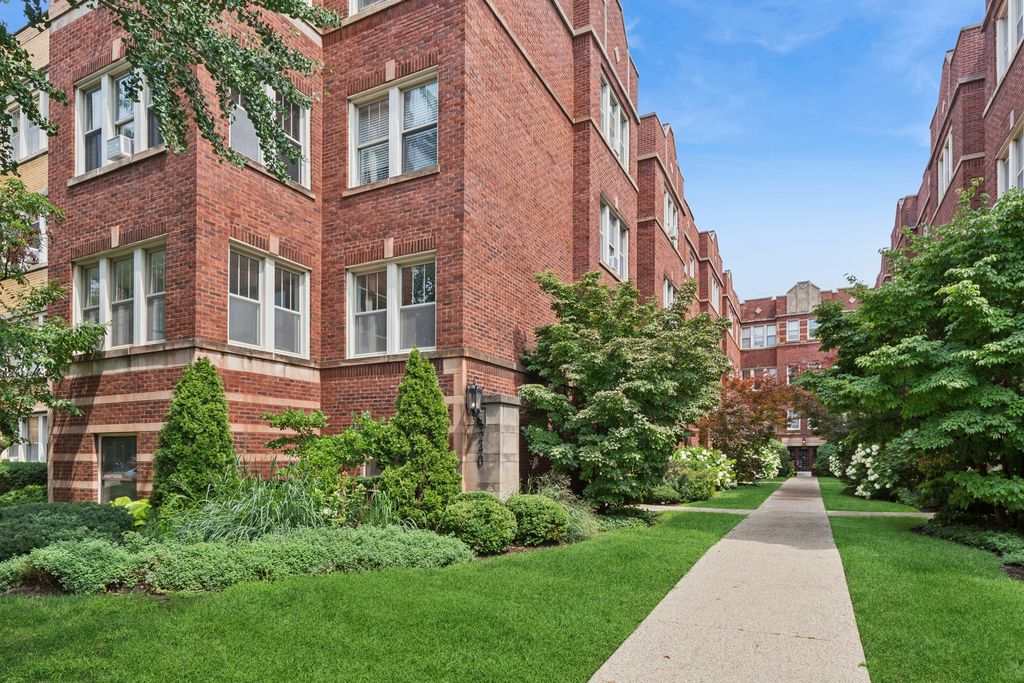 240 S Maple Avenue 3W, Oak Park, IL 60302