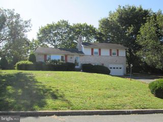 40 MOONGALE DR, Carlisle, PA 17013