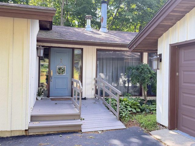 E2672 Remington Drive, La Valle, WI 53941