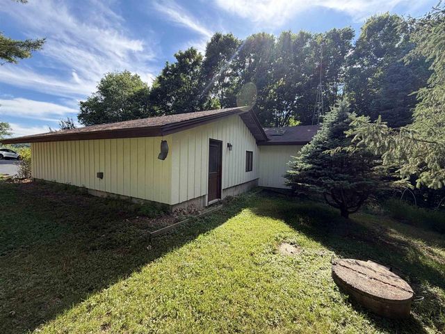 E2672 Remington Drive, La Valle, WI 53941