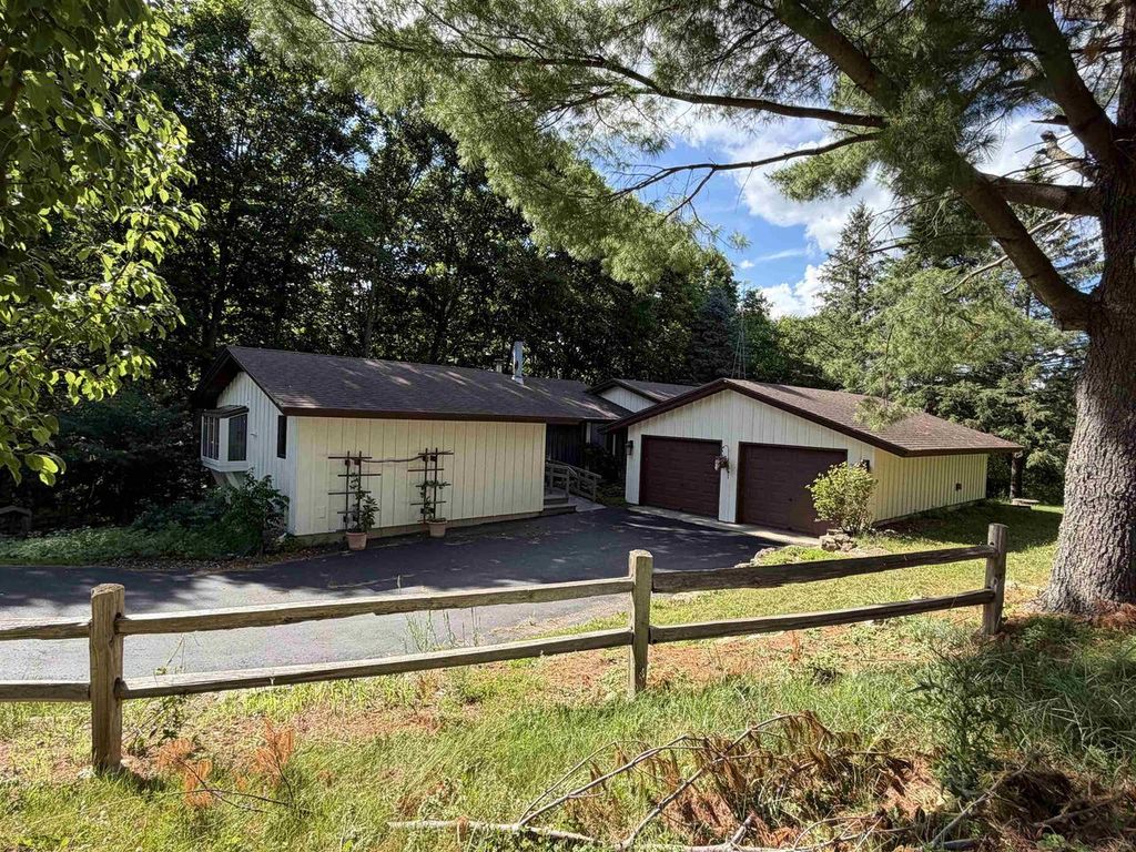 E2672 Remington Drive, La Valle, WI 53941