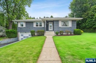 3 Lakeview Drive, Waldwick, NJ 07463