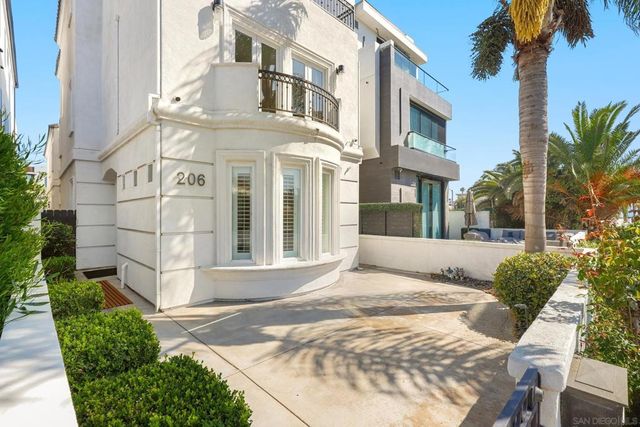 206 2Nd, Huntington Beach, CA 92648