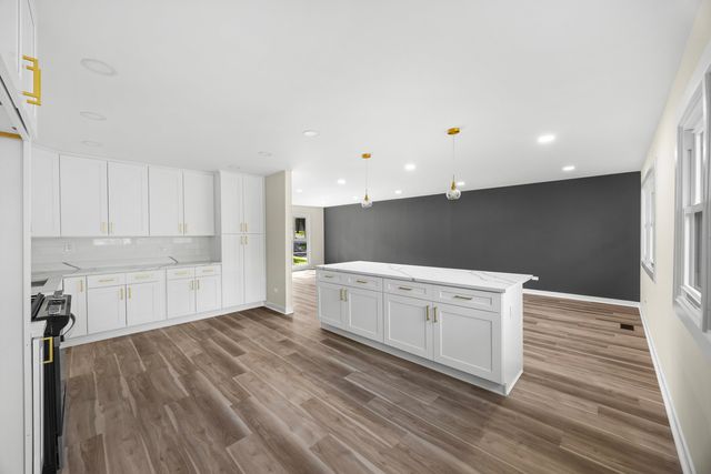 123 Kainer Avenue, Barrington, IL 60010