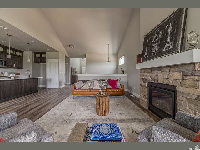10025 S SNEAD LN, South Jordan, UT 84009