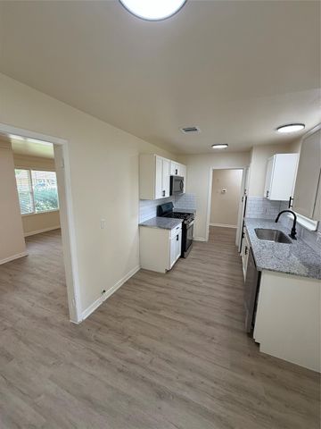 407 Midway Drive, Baytown, TX 77521