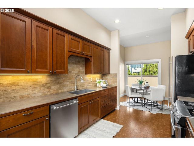 6122 S RIVERPOINT Ln 17, Portland, OR 97239