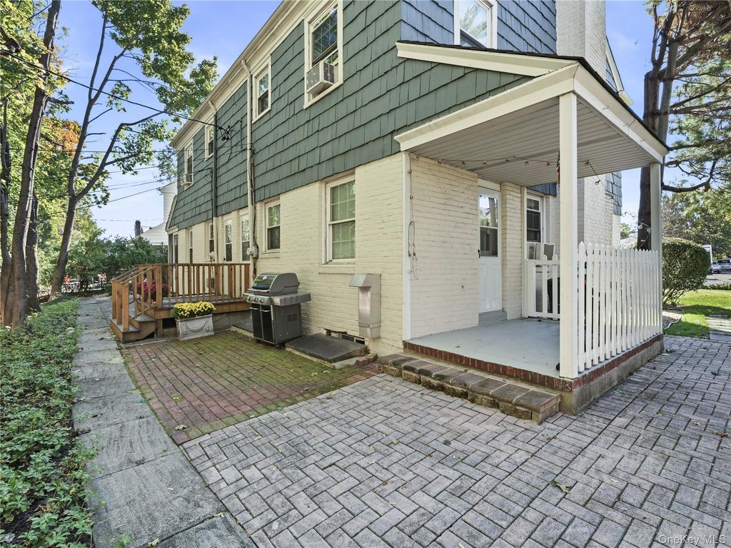 37 Bayview Court, Manhasset, NY 11030 — photo 3