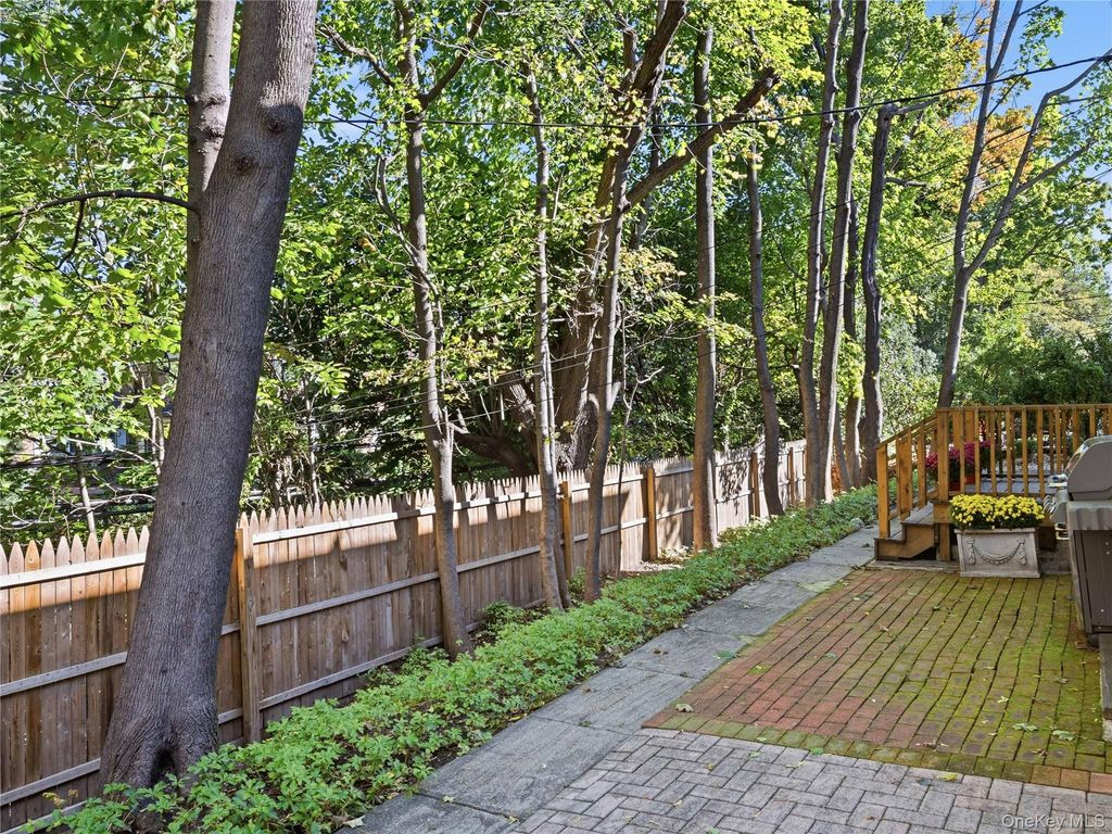37 Bayview Court, Manhasset, NY 11030 — photo 4