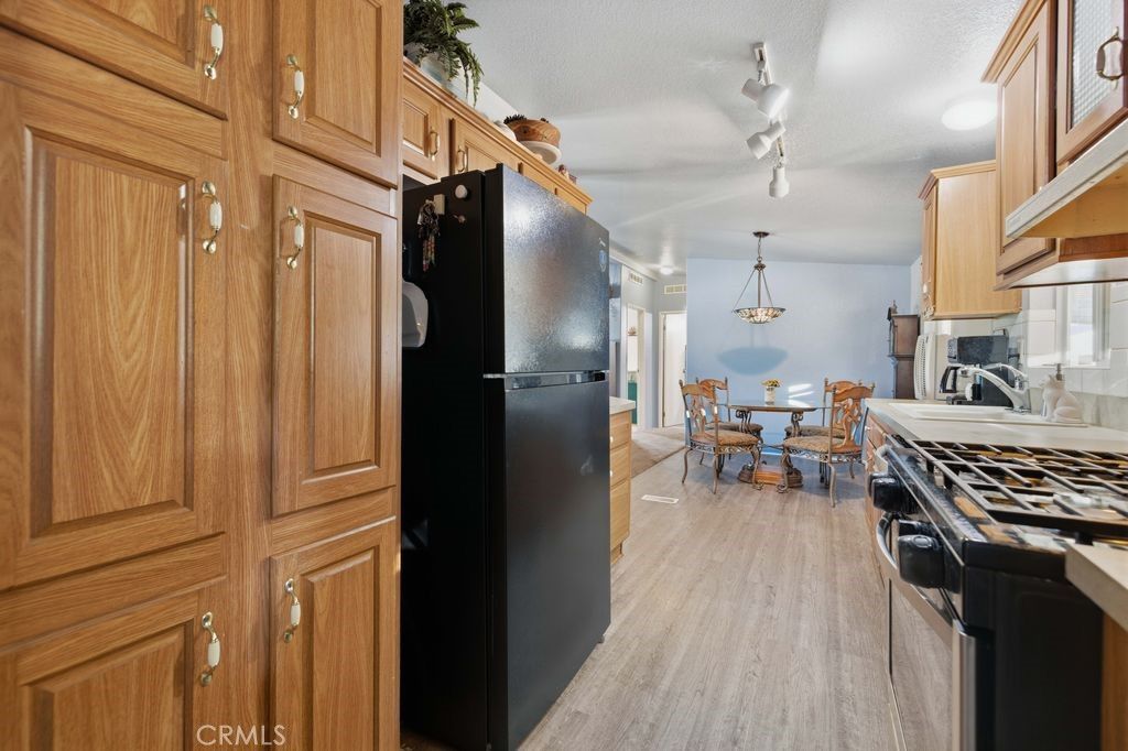 Image 10 of property listing at 40701 W Rancho Vista Boulevard 103, Palmdale, CA 93551