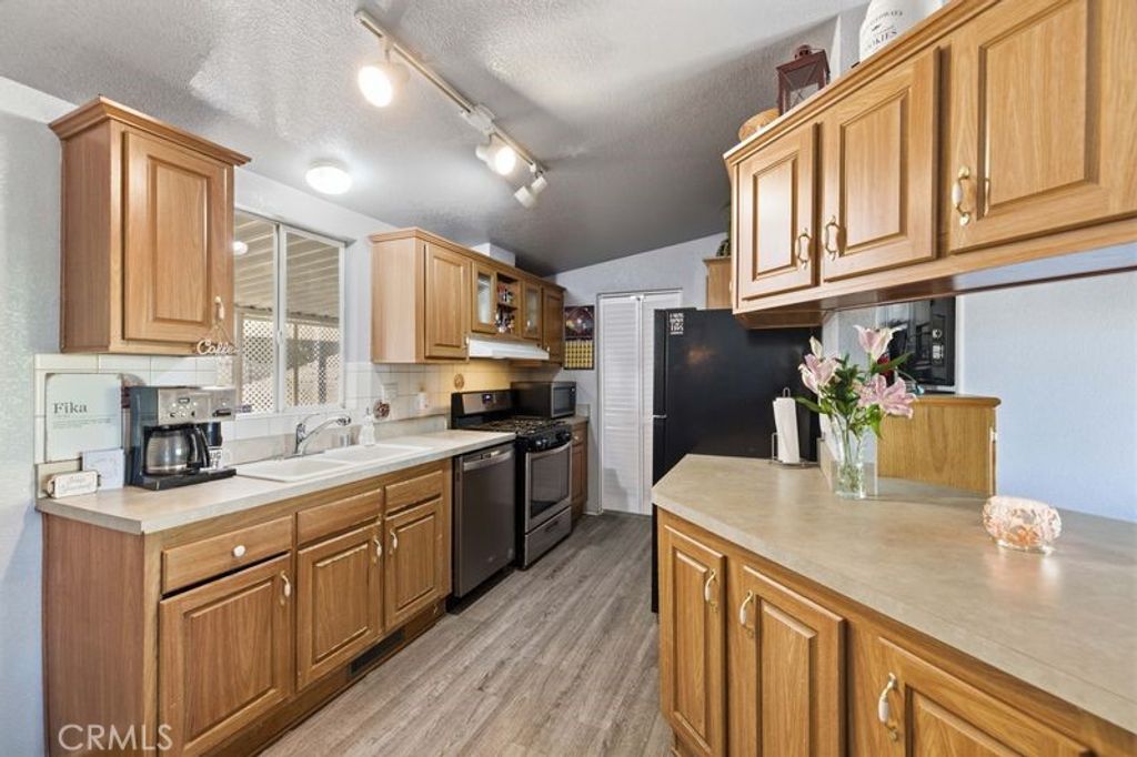 Image 6 of property listing at 40701 W Rancho Vista Boulevard 103, Palmdale, CA 93551