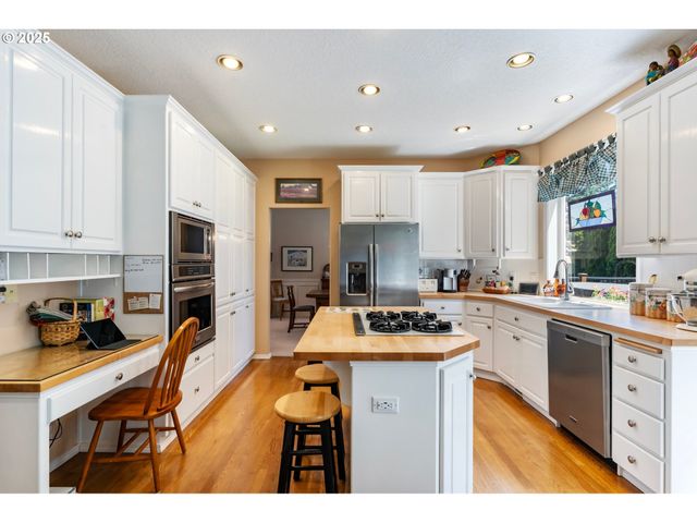 19720 SPRING RIDGE Dr, West Linn, OR 97068