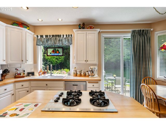 19720 SPRING RIDGE Dr, West Linn, OR 97068