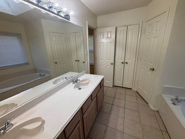 8728 Elbe Trail, Fort Worth, TX 76118