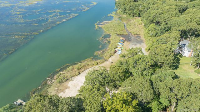 22 Woodfield Road, Stony Brook, NY 11790