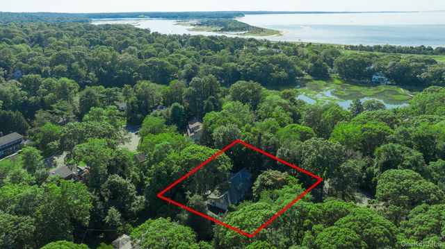 22 Woodfield Road, Stony Brook, NY 11790