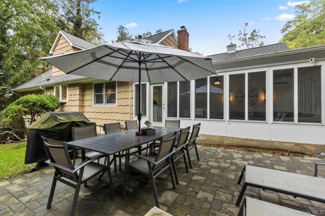 22 Woodfield Road, Stony Brook, NY 11790