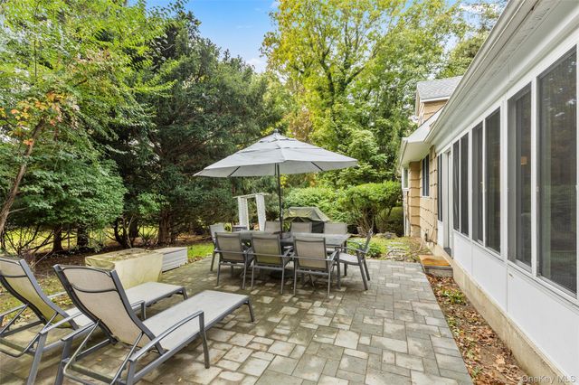 22 Woodfield Road, Stony Brook, NY 11790