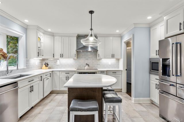 22 Woodfield Road, Stony Brook, NY 11790