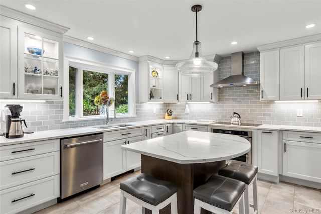 22 Woodfield Road, Stony Brook, NY 11790