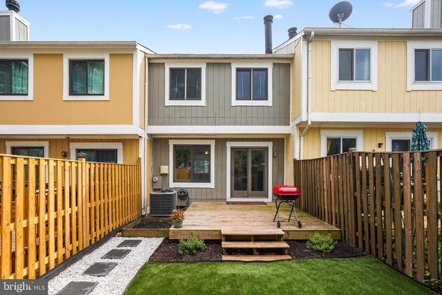 6 SUGARLAND SQUARE CT, Sterling, VA 20164