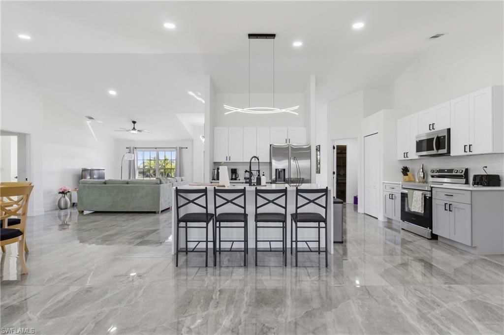Image 4 of property listing at 619 SW 26th TER, Cape Coral, FL 33914