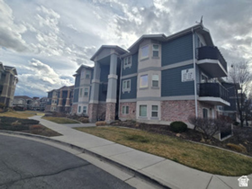 Image 17 of property listing at 116 E RESACA DR #F4, Sandy, UT 84070