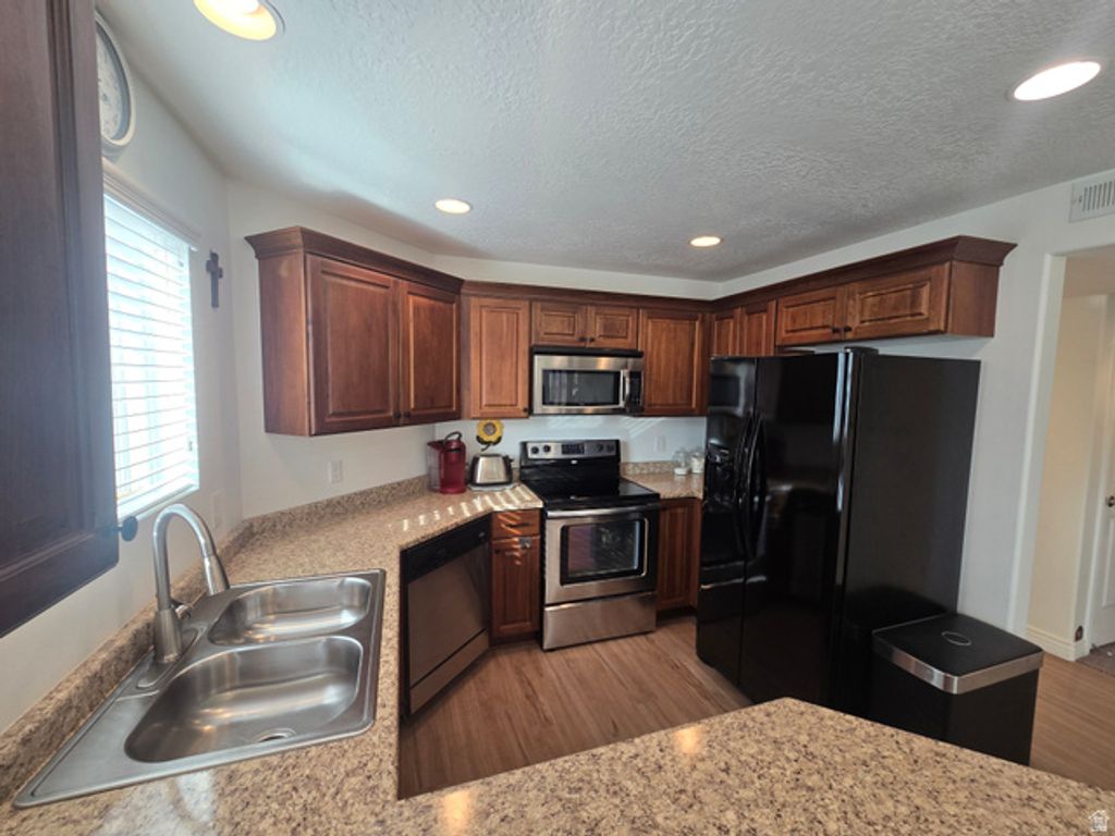 Image 8 of property listing at 116 E RESACA DR #F4, Sandy, UT 84070