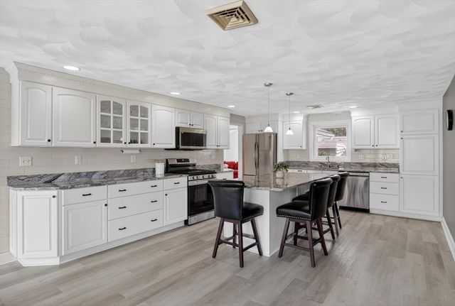 15 San Mateo Dr, Chelmsford, MA 01824