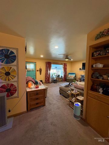 2068 Sherry Ln, Twin Falls, ID 83301