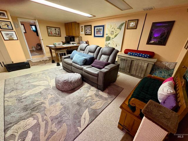 2068 Sherry Ln, Twin Falls, ID 83301