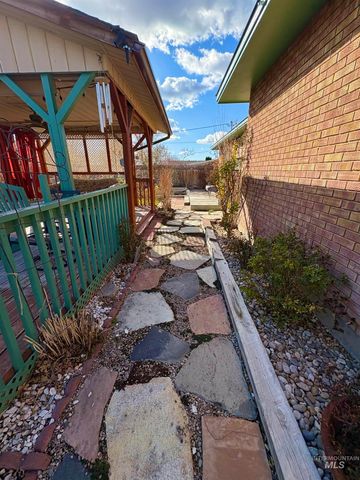 2068 Sherry Ln, Twin Falls, ID 83301