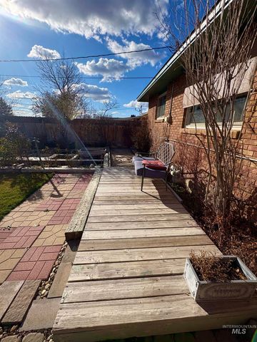 2068 Sherry Ln, Twin Falls, ID 83301