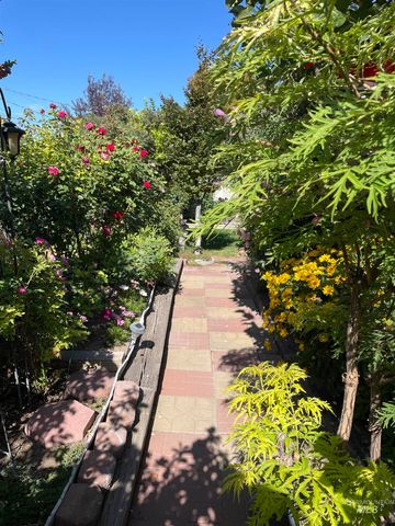 2068 Sherry Ln, Twin Falls, ID 83301