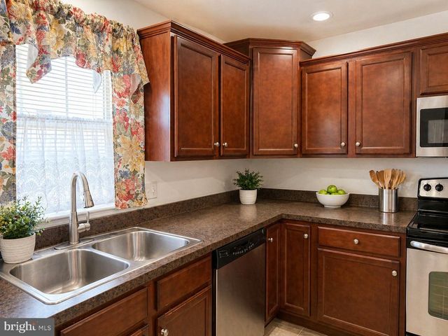 852 WALNUT CREST DR, Lebanon, PA 17046