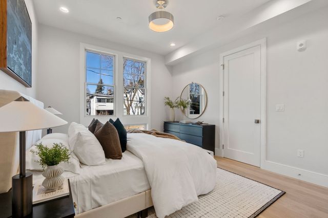 4 Knowles St 4, Newton, MA 02459