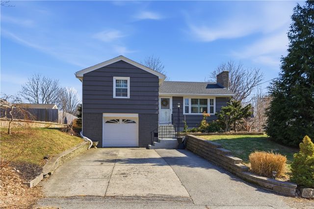 14 Clara Road, Tiverton, RI 02878