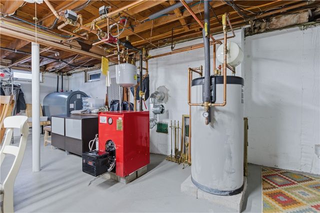 14 Clara Road, Tiverton, RI 02878