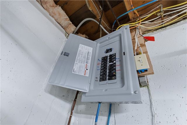 14 Clara Road, Tiverton, RI 02878